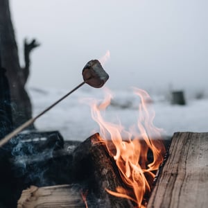 guimauve-grillée-avec-feu-extérieur-lhiver