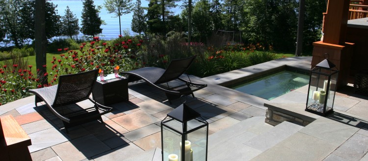 terrasse au bord de leau avec piscine